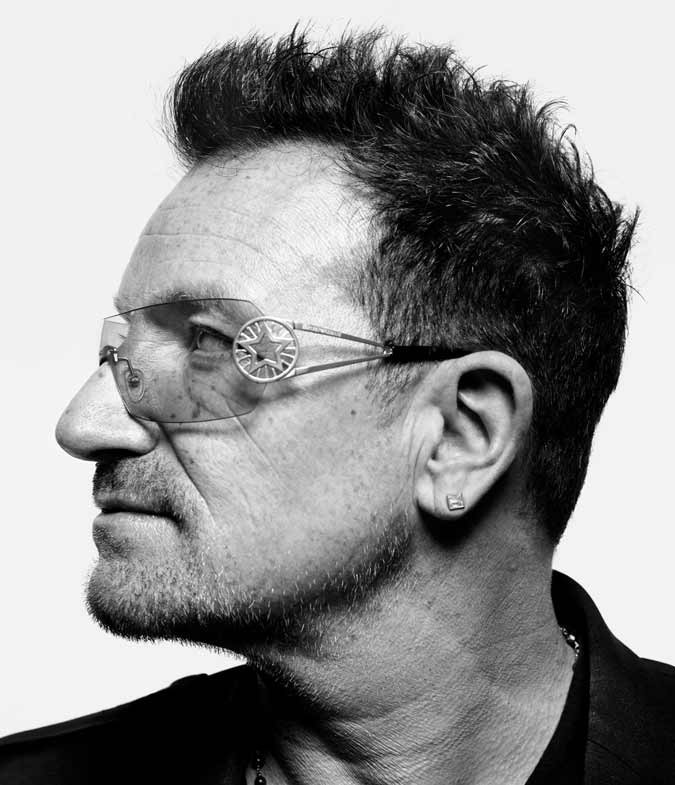 Zaczesane włosy Bono